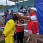 Ketua PCI Kaltara Umar Rafiq Menyematkan Medali Kepada Kontingen Tarakan. Foto: fokusborneo.com