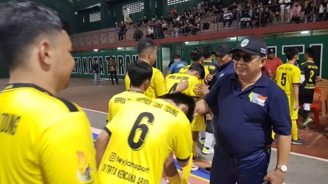 
					Wabup KTT Hendrik memberikan semangat tim KTT di cabor futsal Porprov I Kaltara di Kota Tarakan. Foto : Fokusborneo.com 