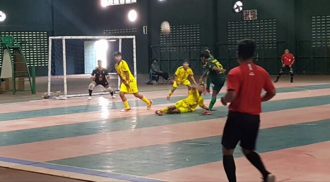 
					Futsal Porprov : Tarakan (koas hijau) vs KTT (koas kuning). Foto : Fokusborneo.com 