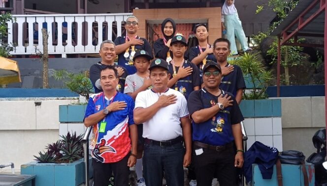 
					Ketua KONI KTT Suriansyah (Baju Putih) Foto Bersama dengan Atlet Renang Usai Mendapatkan Bertanding. Foto: fokusborneo.com