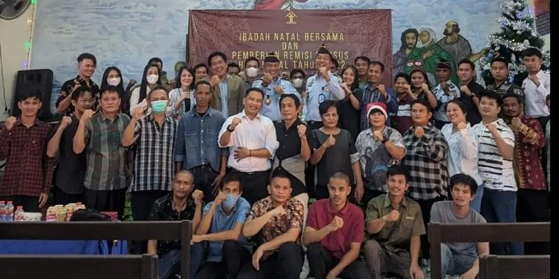 Kalapas Tarakan Beserta Jajaran Bersama Warga Binaan Beragama Nasrani Usai Melaksanakan Ibadah Natal. Foto: IST