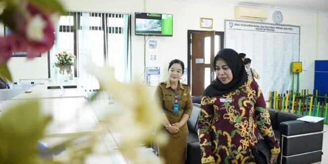 
					Kepala Ombudsman Kaltara, Maria Ulfah Saat Melihat Langsung Pelayanan Publik di Salah Satu Instansi. Foto: IST 