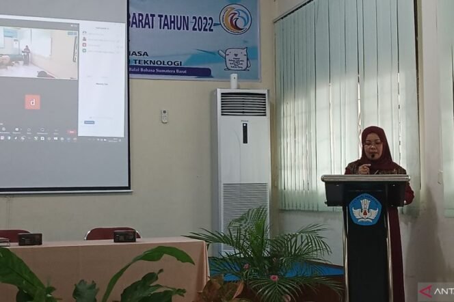 
					Kepala Balai Bahasa Sumbar Eva Trisna dan Kasubag Umum Wahyudi memberikan penjelasan dalam taklimat media di Padang. (ANTARA/Miko Elfisha)


