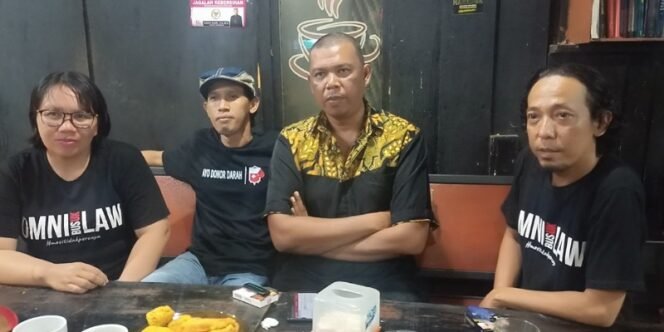 
					Konferensi Pers Tim Akbar Syarif, Usai Batal Mendaftar ke KPU Kaltara Sebagai Bacalon DPD RI. Foto: fokusborneo.com 