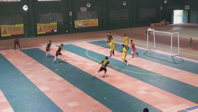 
					Tim futsal putra KTT (baju hitam) menang atas Bulungan (baju kuning), Foto : Fokusborneo.com