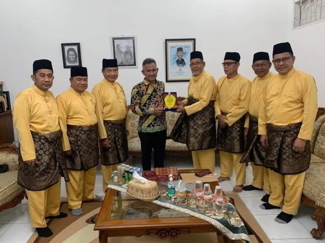 
					Wali Kota Tarakan, dr. H. Khairul, M.Kes., menerima Plakat dari Pengurus Wilayah Lembaga Budaya Melayu Kalimantan (LBMK).

