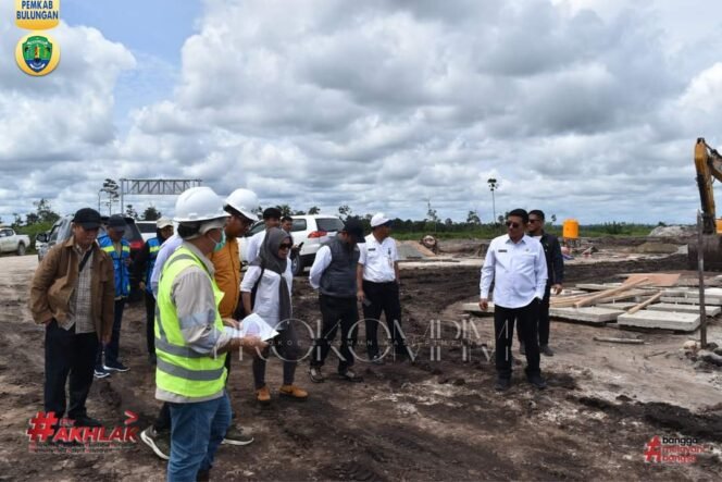 
					Wakil Bupati (Wabup) Bulungan, Ingkong Ala, SE, M.Si bersama jajaran perangkat daerah dan Forkopimda memantau langsung progress pembangunan Kawasan Industri dan Pelabuhan Internasional (KIPI) Tanah Kuning â€“ Mangkupadi pada Rabu (11/1).  Foto: Diskominfo Pemkab Bulungan 