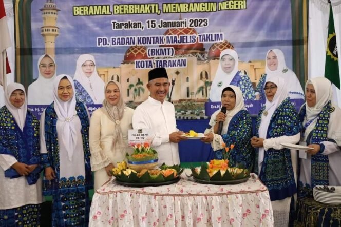 
					Wali Kota Tarakan, dr. H. Khairul, M. Kes., Menghadiri milad Badan Kontak Majelis Taklim (BKMT) Kota Tarakan yang ke-42 di Masjid Baitul Izzah Kota Tarakan, Minggu (15/1/2023).Foto : Humas Pemkot Tarakan 

