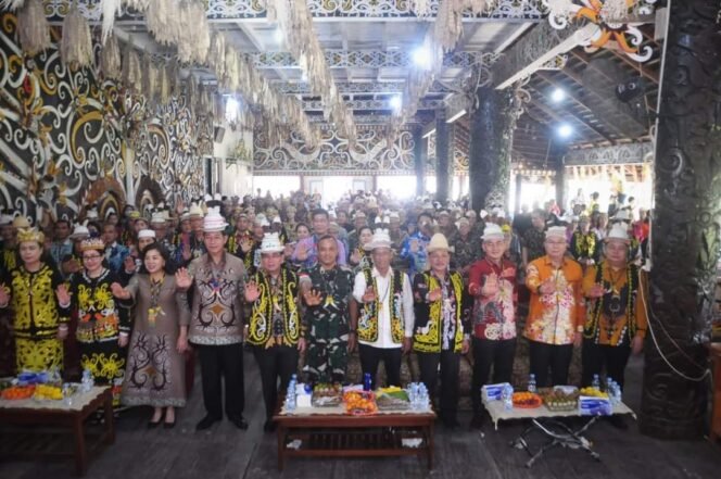 
					Bupati Bulungan dan Wakilnya Hadiri Perayaan Natal di Desa Teras Nawang