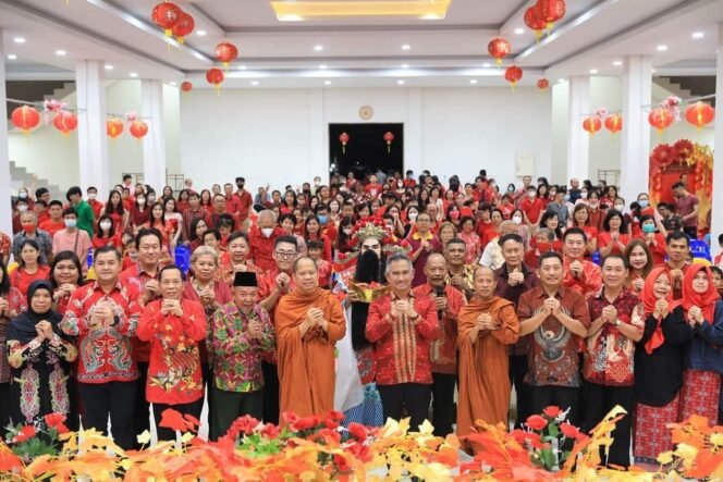
					Walikota Tarakan, Khairul menghadiri perayaan Tahun Baru Imlek yang dilaksanakan Vihara Sinar Borobudur, Sabtu Malam (28/1).Foto: Humas Pemkot Tarakan