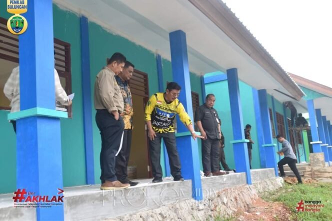 
					Wakil Bupati Kabupaten Bulungan, Ingkong Ala memantau dan mengevaluasi program kegiatan fisik pembangunan yang dilaksanakan perangkat daerah di seputaran Tanjung Selor dan Tanjung Palas, Jumat (27/1).Foto : Humas Pemkot Tarakan 
