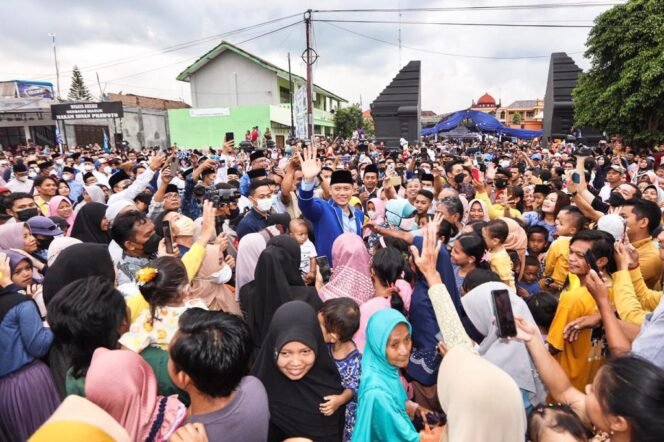 
					Ketua Umum Partai Demokrat Agus Harimukti Yudhoyono saat bersama warga. Foto : Ist 