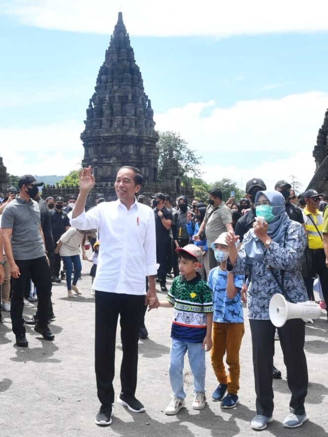 
					Ajak Cucu ke Candi Prambanan, Presiden Jokowi Promosikan Wisata Edukasi
