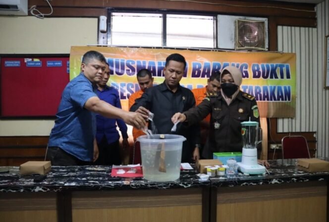 
					Satresnarkoba Polres Tarakan menggelar kegiatan pemusnahan narkotika jenis sabu sabu dan ekstasi, Selasa (10/1)