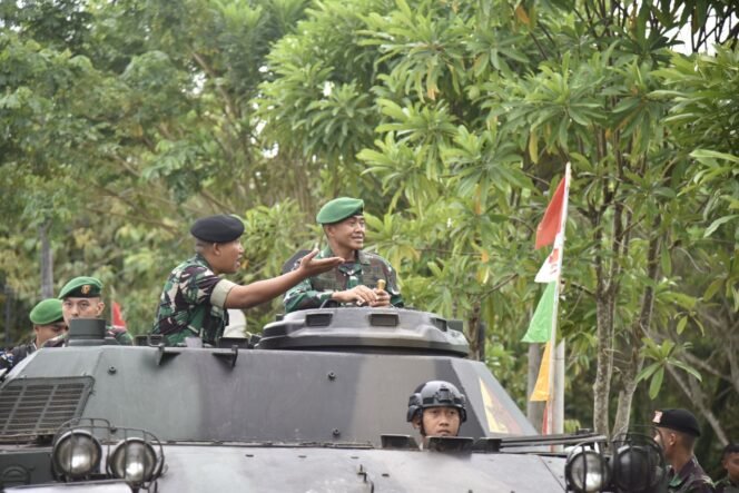 
					Pangdam VI/Mlw Mayjen TNI Tri Budi Utomo berkunjung ke Yonkav 13/Satya Lembuswana yang bertempat di Kelurahan Karya Merdeka Kec. Samboja Kab. Kutai Kartanegara Kaltim. (10/01) 

