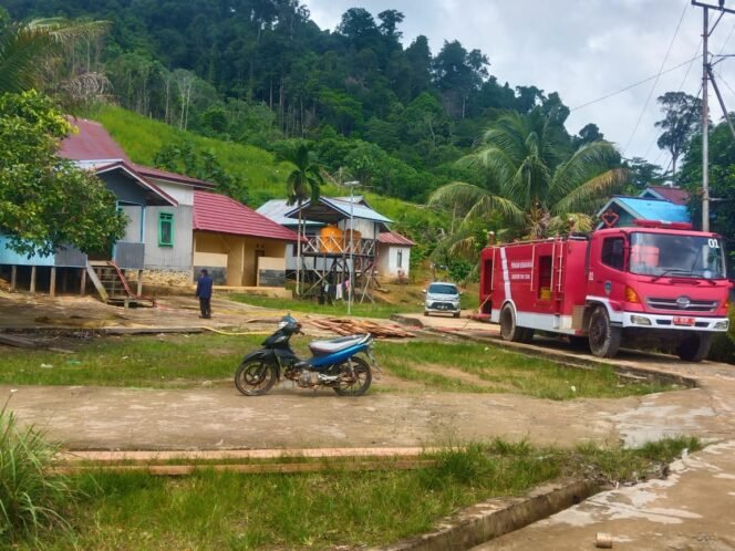 
					Petugas Damkar Tana Tidung mengevakuasi sarang tawon yang meresahkan warga di Balai Pertemuan Umum Desa Priuk Kecamatan Betayau Kabupaten Tana Tidung.