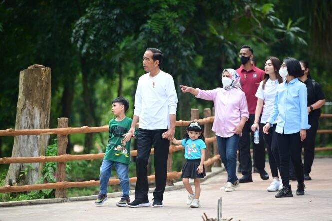 
					Cuti Bersama, Presiden Jokowi Ajak Cucu Kunjungi Solo Safari