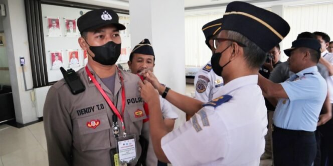 
					Plt Kepala Bandara Internasional Juwata Tarakan Ceppy Triono Menutup Secara Resmi Posko Natal 2022 dan Tahun Baru 2023. Foto: IST 