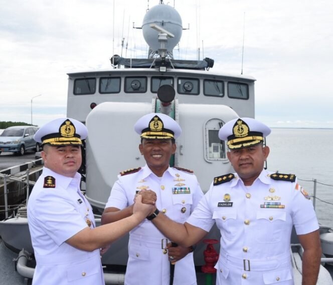 
					Dansatrol Lantamal XIII Tarakan (Tengah) Pimpin Sertijab Komandan KRI Keris - 624. Foto: IST 