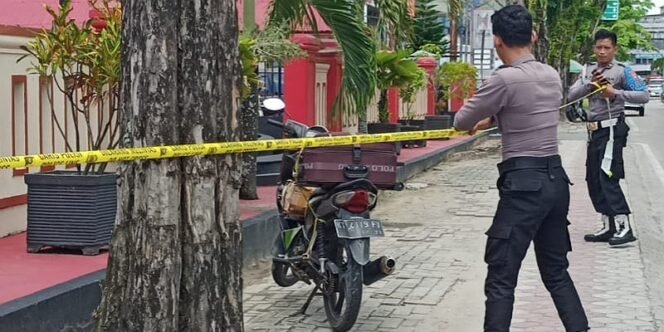 
					Motor yang diduga membawa paket mencurigakan di depan Mako Polres Tarakan. Foto : Fokusborneo.com 
