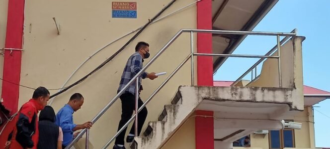 
					Anggota DPRD Kota Tarakan Markus Minggu saat membuat laporan atas nama akun Gebby Febrianty ke Polres Tarakan. Foto : Fokusborneo.com 