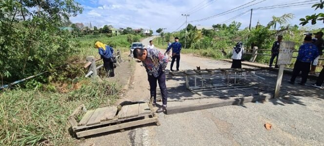 
					Anggota DPRD Kota Tarakan bersama OPD terkait tinjau jembatan di RT 18 Juata Laut. Foto : Ist 