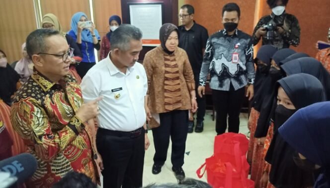 
					Menteri Sosial RI Tri Rismaharini Bersama Anggota DPR RI Deddy Sitorus dan Walikota Tarakan Khairul Menyerahkan Bantuan Kepada Penerima Manfaat di Tarakan. Foto: fokusborneo.com 