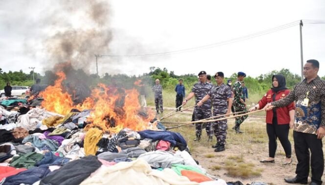 
					Pemusnahan Barang Bukti Balpress Ilegal Asal Malaysia. Foto: fokusborneo.com