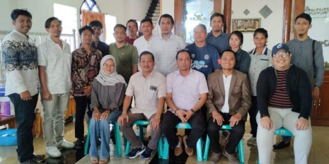 
					Direktur LBH Kaltara Jafar Nur, S.H (tengah depan) berserta Jajaran Pengurus LBH Kaltara. Foto: IST 