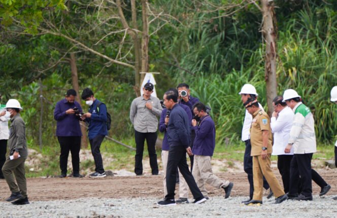 
					Presiden RI Jokowidodo bersama rombongan kembali meninjau proyek Kawasan Industri Hijau Indonesia (KIHI) di Tanah Kuning Bulungan Kaltara, Selasa (28/2)