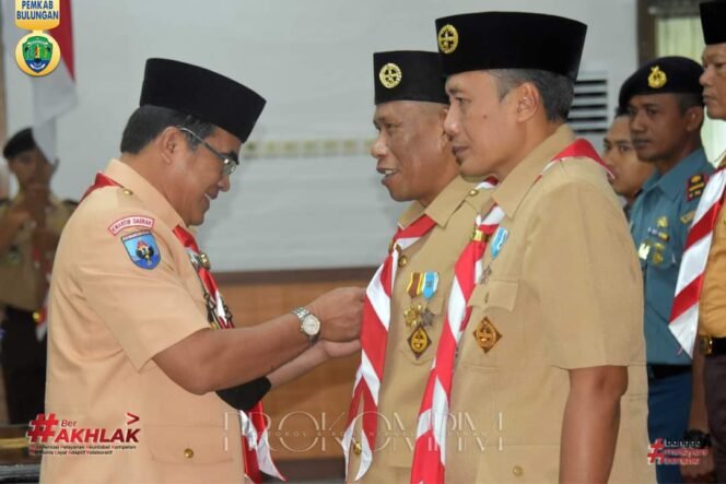 
					Ketua Gerakan Pramuka Kwartir Daerah (Kwarda) Kalimantan Utara, Dr H Suriansyah, MAP melantik Bupati Bulungan, Syarwani, S.Pd, M.Si sebagai Ketua Pengurus Majelis Pembimbingan Cabang (Mabicap) di Ruang Serbaguna Lantai II Kantor Bupati pada Rabu (8/2).Foto : Humas Pemkab Bulungan 
