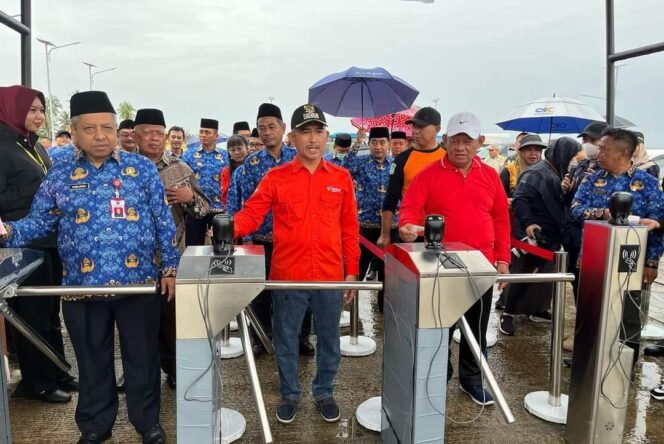 
					Kawasan Wisata Ratu Intan Pantai Amal secara resmi dibuka untuk umum Jumat (17/2).

