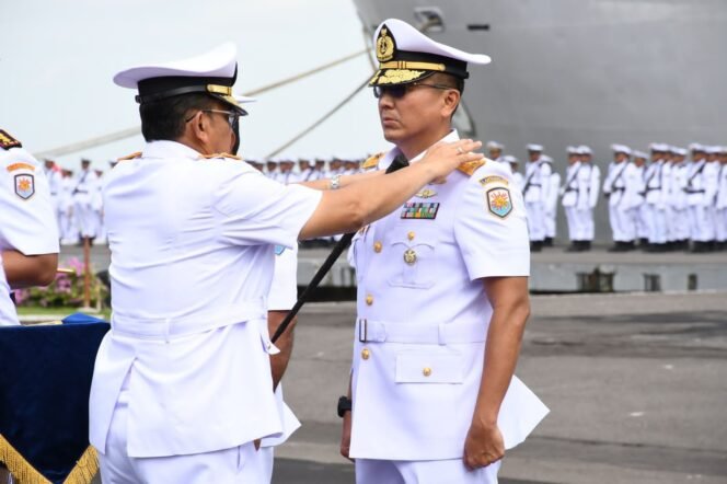 
					Pangkoarmada II Laksamana Muda TNI T.S.N.B Hutabarat memimpin upacara Sertijab Lantamal XII Tarakan dari Laksamana Pertama TNI  Fauzi kepada Laksamana Pertama TNI Demi Herman bertempat di Dermaga Madura Koarmada II Surabaya, Jumat (3/2)