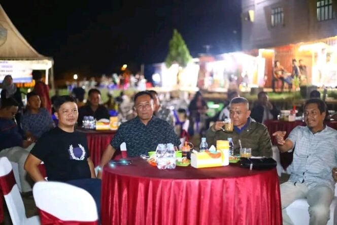 
					Bupati Tana Tidung, Ibrahim Ali bersama Kapolres KTT, Dandim 0914/TNT, Sekda, Kepala OPD, Kapolsek, Danramil dan Masyarakat menghadiri nobar pegelaran wayang kulit bertempat di RTH H.Joesoef Abdullah, Jumat(3/2) malam.