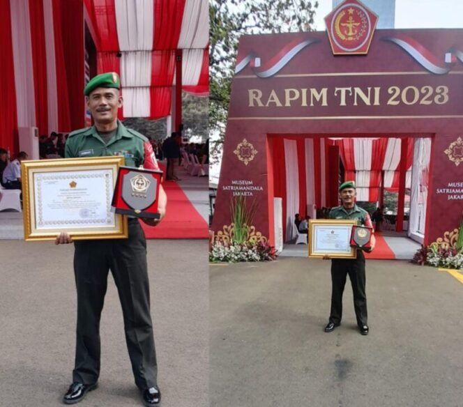 
					Babinsa Sungai Dama Kopral Kepala (Kopka) Azmiadi menerima penghargaan Panglima TNI Yudo Margono bertempat di Gedung Pusat Sejarah TNI, Kamis (9/2).