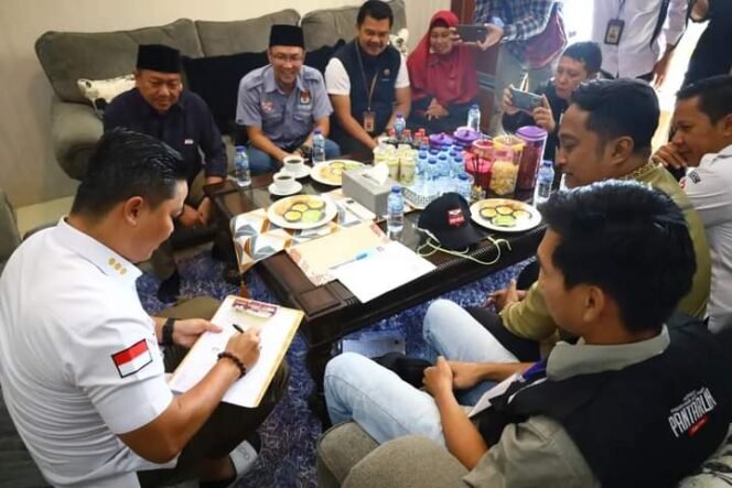 
					Ketua KPU Kaltara Suryanata bersama Ketua dan Anggota KPU KTT mendampingi petugas pantarlih melakukan supervisi pencocokan dan penelitian (coklit) data pemilih di Rumah Dinas Bupati, Rabu (15/2)