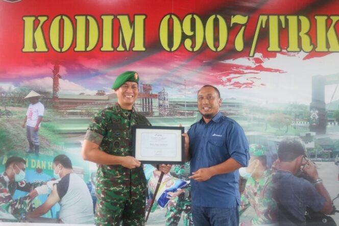 
					Komandan Kodim 0907/Trk Letkol Inf Reza Fajar Lesmana menerima piagam penghargaan dari PT Pertamina Hulu Indonesia Regional 3 Zona 10 Tarakan Field, Jumat(17/2)