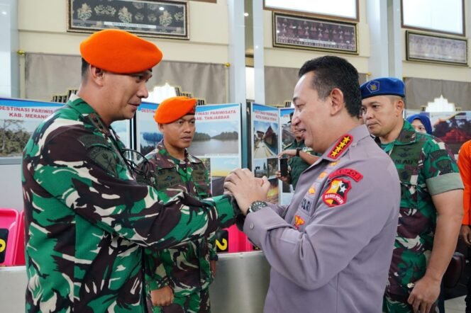 
					Kapolri Sampaikan Terimakasih dan Apresiasi Kepada TNI dan Tim Gabungan Evakuasi Kapolda Jambi. Foto: IST 