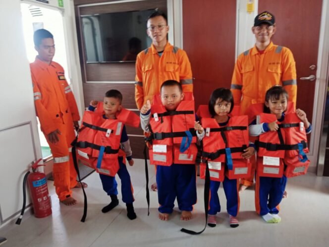
					Murid TKN Tana Tidung Kunjungi KN  SAR SETA 252 milik Basarnas Tarakan, Sabtu (25/2)