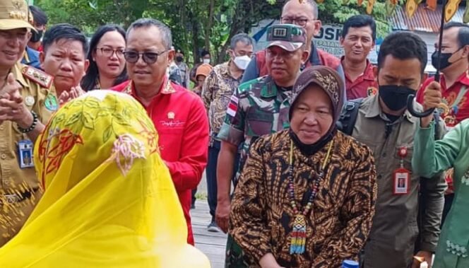 
					Anggota DPR RI Deddy Sitorus bersama Mensos Tri Rismaharini saat mengunjungi Sembakung. Foto : Ist 