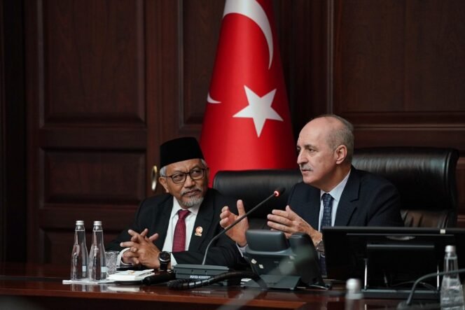 
					Presiden PKS Ahmad Syaikhu bersama Wakil Ketua Umum AK Parti Nurman Kultumus. Foto : Ist 
