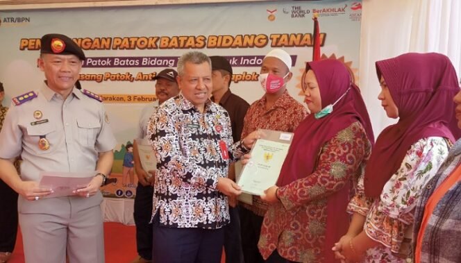 
					Sekda Tarakan Hamid Amren Bersama Kepala BPN Tarakan Agus Sudrajat Menyerahkan Secara Simbolis Sertifikat Tanah Program PTSL kepada Warga. Foto: fokusborneo.com 
