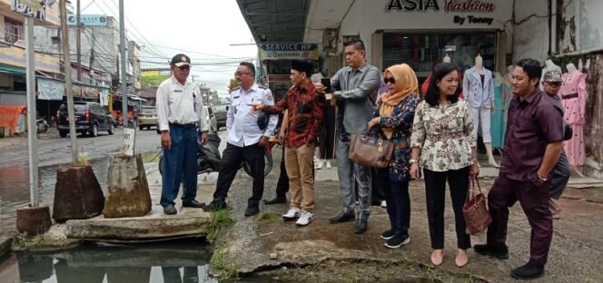 
					Anggota Komisi 3 DPRD Kota Tarakan saat meninjau jalan Gajah Mada. Foto : Fokusborneo.com 