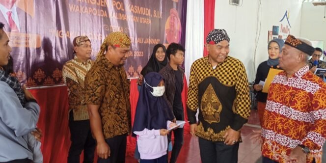 
					Ramah Tamah Bersama FKKJ, Wakapolda Kaltara Brigjen Pol Kasmudi Memberikan Santunan Pendidikan Kepada Pelajar di Tarakan. Foto: fokusborneo.com 