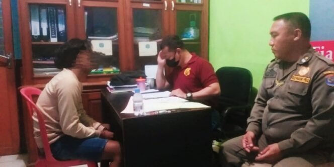 
					Razia Malam Valentine: Petugas Satpol PP Melaksanakan Pemeriksaan. Foto: IST 