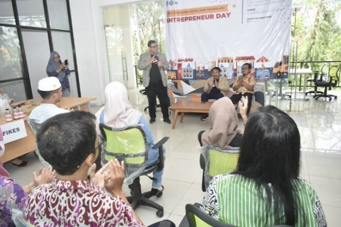 
					Rektor UBT Prof. Adri Patton membuka Entrepreneur Day yang diselenggarakan UPT. KST. Foto : Humas UBT.