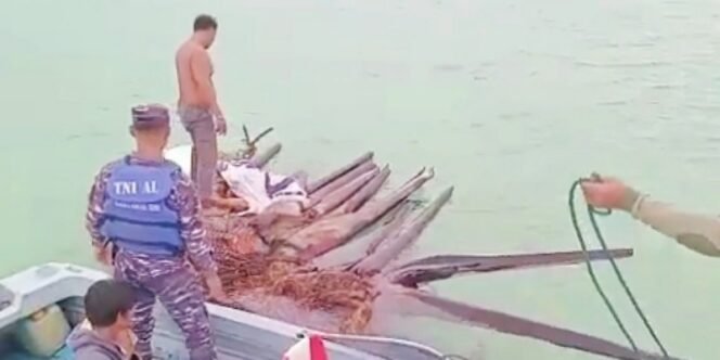 
					Personel Lantamal XIII Tarakan Bersama Nelayan Melakukan Evakuasi Korban Terapung di Laut. Foto: IST 