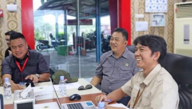 
					Ketua DPRD Kaltara Albertus bersama Ketua Komisi 3 DPRD Kaltara datangi Pertamina. Foto :   Ist 