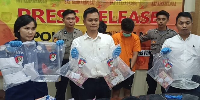
					Kasatreskrim Polres Tarakan Iptu Muhammad Khomaini (Baju Putih) Melihatkan Barang Bukti Hasil Curian Pelaku. Foto: fokusborneo.com