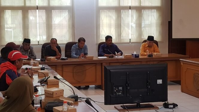
					Anggota Komisi 1 DPRD Kota Tarakan ketika menerima aduan warga soal tanah. Foto : Fokusborneo.com 